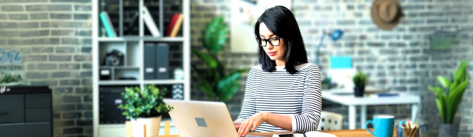 Lady on laptop