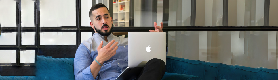 Guy on couch with laptop obviously mansplaining something